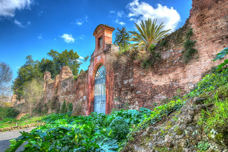 砖花园爬坡道进入意大利罗马Palatin的圣塞巴斯蒂安柯教堂HDR图像图片