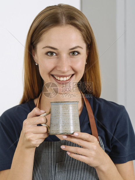 萨姆纳斯幸福快乐和微笑的华丽女子在城市咖啡厅喝松弛图片