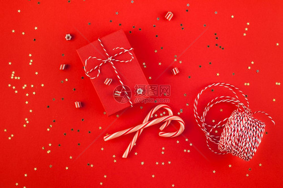 新年或圣诞礼物包裹的丝带平板最高视线2019年Xmas节庆祝手工制作礼物红纸金火花盒闪亮彩色背景模版假牌贺卡您的文本设计明信片购图片