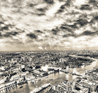 英语建筑学晚上泰晤士河沿岸的塔桥和城市天际线晚上泰晤士河沿岸的塔桥和城市天际线鸟瞰图伦敦英国首都图片