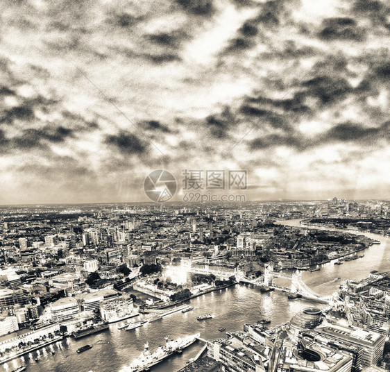 英语建筑学晚上泰晤士河沿岸的塔桥和城市天际线晚上泰晤士河沿岸的塔桥和城市天际线鸟瞰图伦敦英国首都图片