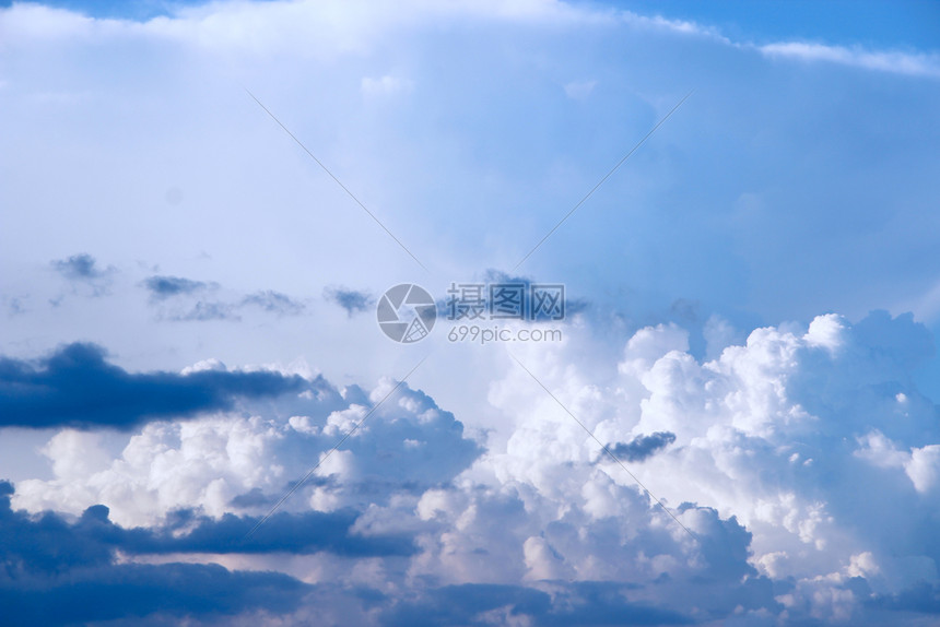 抽象的云景在蓝天背的美丽白色云彩天堂全景蓝和白色云彩堂全景图片