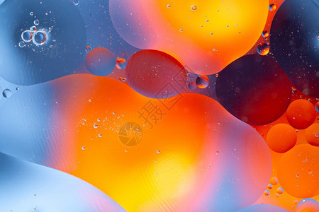 水油混合产生的彩色抽象背景图片