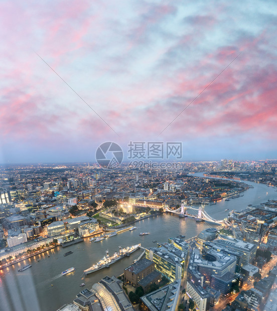 黄昏晚上在泰晤士河沿岸的塔桥和城市天际线空中观察伦敦联合王国塔桥和夜晚在泰晤士河沿线的城市天际建筑学分片图片