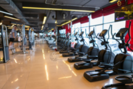 合身活动体育室内健身房和俱乐部的火车配有运动设备并进行心操锻炼及体内部的图片