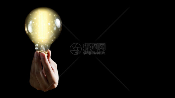 创造力办公室头脑风暴男人用手握着黑色背景思想概念的灯泡充满灵感图片