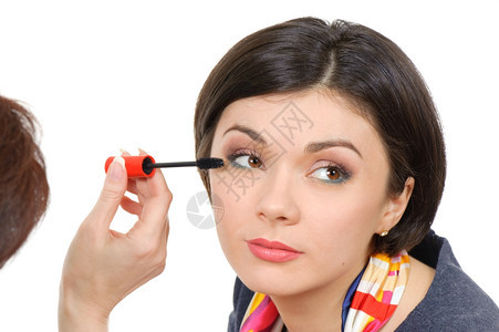 棕色眼睛的年轻女士用剃刀刷使马斯卡拉斜线刷使马沙拉淑女刷子黑色的图片