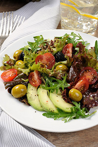 有机的夏季沙拉配有鳄梨橄榄西红柿装饰着生菜芥末加酱午餐健康图片