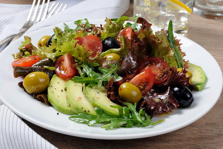 素食主义者十一夏季沙拉配有鳄梨橄榄西红柿装饰着生菜芥末加酱肉汁图片
