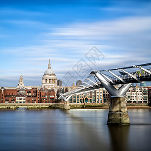 河伦敦与圣保尔斯柯普大教堂和千年足桥的伦敦天际线欧洲的旅行图片