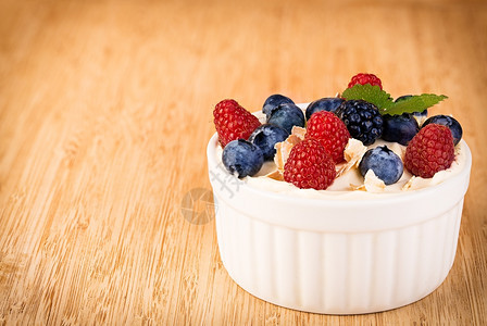 甜点加酸奶新鲜果子和浆奶油蓝莓健康图片