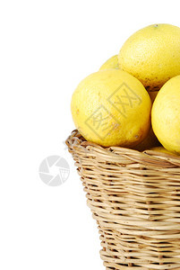 白色的传统以背景隔绝的传统柳条篮子里的柠檬密闭图片