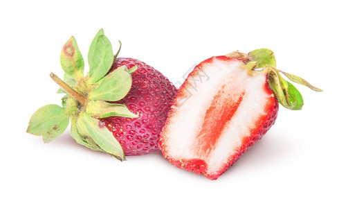 在白色背景上隔离的一整半多汁草莓好生物学维他命图片