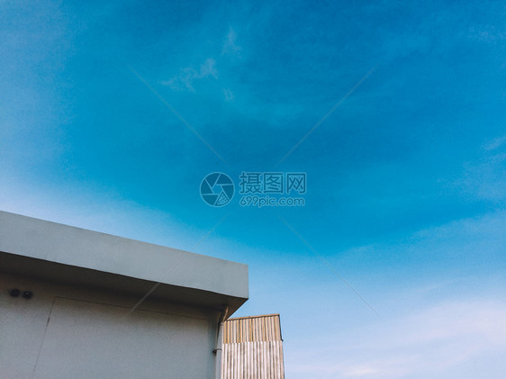 现代的反射窗帘建筑背景上方蓝天图片