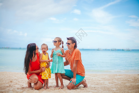 暑假海滩度假的一家四口图片