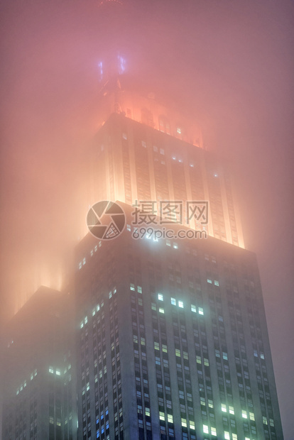 灯日落纽约城市2018年月日帝国大厦在晚上被雾笼罩城市每年吸引5千万人们图片