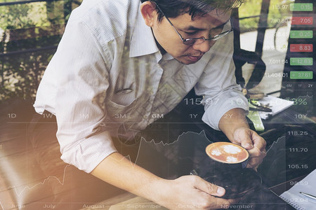 商人正在咖啡店用电脑与股票图表数据连在一起咖啡店里工作他的男人技术图片