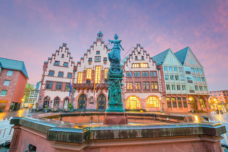 德语著名的建造国法兰克福老城广场黄昏时罗默伯格图片