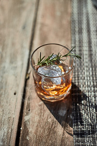 朗姆酒波旁近距离的一杯配上奢华豪威士忌木头图片