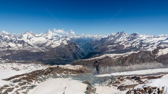 冬季的雪山全景图片