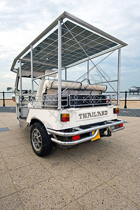 太阳能车电气海滩大道上的太阳能拖拉机三轮车图片