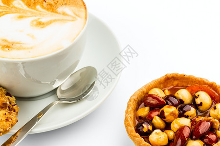 卡布奇诺马克杯咖啡白色背景的卡布普西诺茶和蛋糕图片