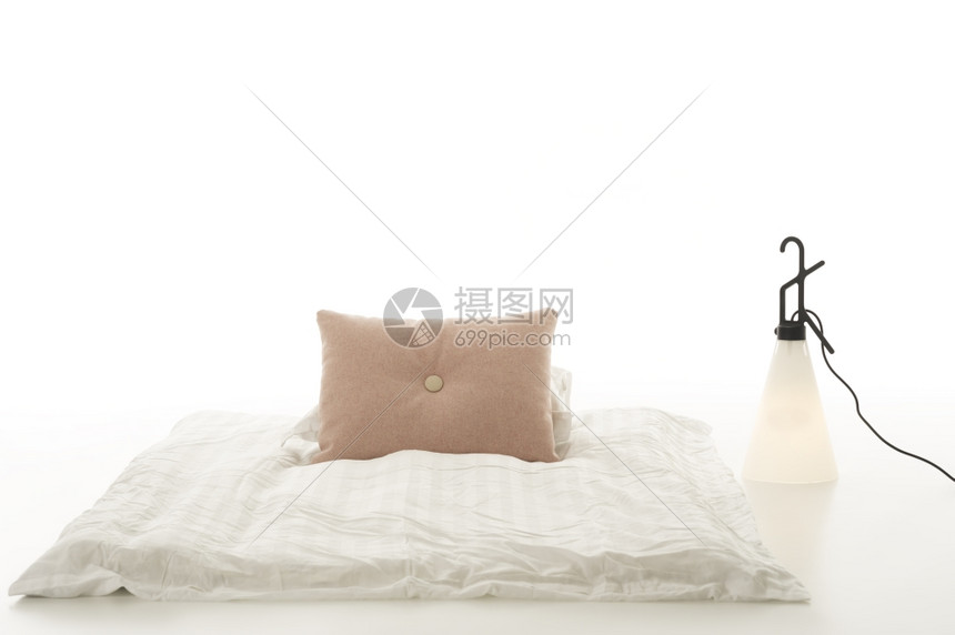 家具灯光白色的最起码现代生活区最低现代化生活区拥有舒适的软平原白色安慰器地板上有蜜蜂垫与当代设计锥形灯并挂在带复制空间的白色背景图片