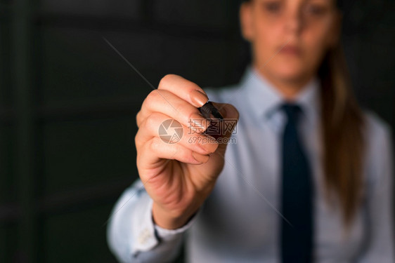 享受肖像背景中模糊的女人用手指向空白间背景中模糊的女人用手指向空白间复制手指向它背景中穿衬衫和领带的女商人吸引图片