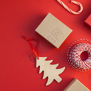 最佳灵感新年圣诞礼物包着带丝平板的彩礼顶端是最高视景2019年庆祝圣诞节2019年手工制作礼品盒红纸背景箱广场模板型用于贺卡文本图片