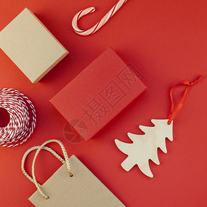 手工制作的新年圣诞礼物包着带丝平板的彩礼顶端是最高视景2019年庆祝圣诞节2019年手工制作礼品盒红纸背景箱广场模板型用于贺卡文图片