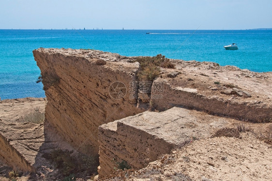 美丽的在西班牙马洛卡Mallorca的阳光明媚夏日海景与岩石和Regatta夏天情绪图片