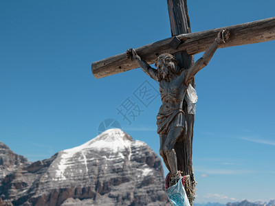 户外木环十字会和意大利多洛米特人在夏季伍德十字会背景中阿尔卑斯山和意大利多洛米特人在夏季背景中阿尔卑斯山天主教顶峰图片