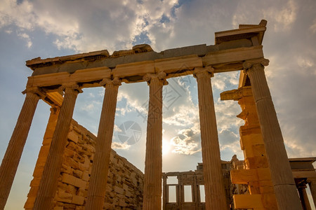 希腊是古老寺庙外墙和雅典太阳光的希腊部分面孔这是古希腊圣殿日光之窗的废墟一古董柱子大理石图片
