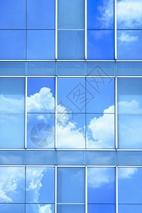 外部的蓝色垂直框架玻璃现代建筑墙壁表面的云和蓝色天空反射垂直框财产图片