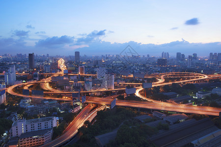 晚上丰富多彩的美丽景色顶端风Bangkok高速公路和在黄昏时环绕路面的车辆交通时间图片