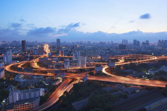 晚上丰富多彩的美丽景色顶端风Bangkok高速公路和在黄昏时环绕路面的车辆交通时间图片