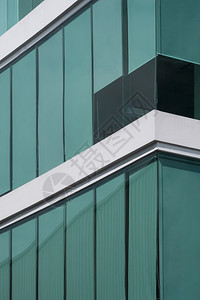 材料几何的垂直框内现代玻璃办公大楼内部绿色滚窗帘的低角度和侧视图垂直框架城市的图片