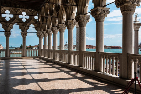 拱廊Dogersquos宫的内部景观意大利威尼斯的哥特式建筑正面华丽的历史图片