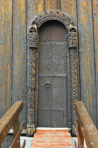 锁质地历史木制教堂的装饰入口设计时的纹理图象门户网站图片