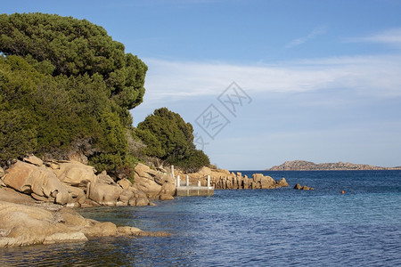 海滨3月在意大利撒丁岛的科斯塔梅拉尔达Sardinia从冬季海滩和蓝绿的洋景观从科斯塔梅拉尔达SmeraldaSardinia的图片
