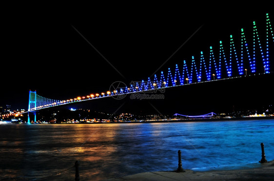 水红色的深夜bosphorus桥土耳其岛伊斯坦布尔图片