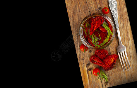 橄榄油罐里有美味的干红番茄木本底叉子生锈风格带文字空间乡村健康烹饪图片