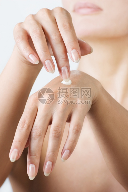 女用润湿奶油在皮肤上施压的手卫生保健美容师人类图片