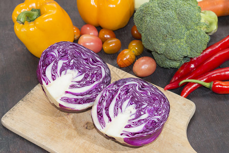 节食切菜板上的紫色卷心菜和各种木制蔬食品背景健康概念等圆圈吃背景图片