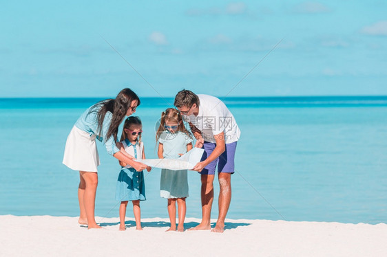 暑假海滩度假的一家四口图片