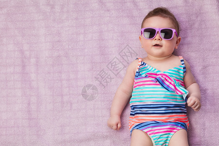 穿泳衣海滩服的新生婴儿图片