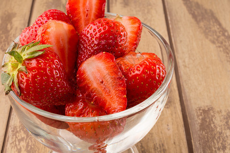 一群新鲜的红草莓近距离的红草莓新鲜束色健康图片