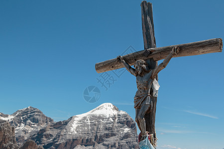 旅行伍登十字会和意大利多洛米特山在夏季背景中阿尔卑斯山爬图片