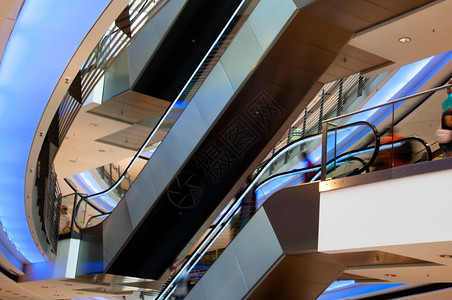 在现代多级商场的扶梯上人一种中心里面图片