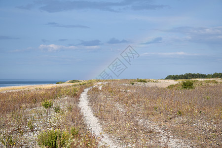 彩虹由瑞典波罗的海岸在奥兰德岛的瑞典旅行踪迹景观图片